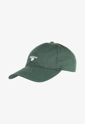 Zöld pamut baseball sapka ívelt csúccsal, varrási részletekkel és fehér hímzett logóval az elején.