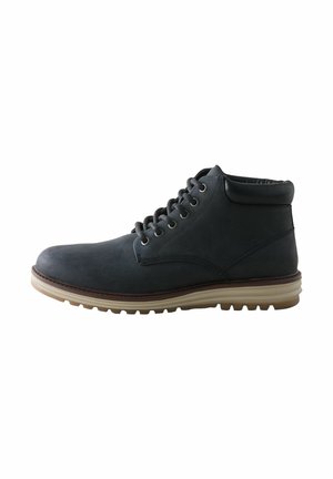 Schwarze Leder-Stiefeletten mit runder Zehenpartie, Schnürdesign, gepolstertem Schaftrand und einer leichten Gummisohle, die mit einem strukturierten Griffmuster versehen ist.