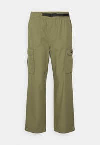Olijfgroene cargobroek met een elastische tailleband, zwarte verstelbare riem en twee zijzakken. Glad materiaal met een relaxte pasvorm.