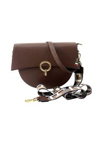 Bruine leren handtas met een ronde vorm, voorzien van een gouden ronde hardwaredetail en een gepatineerd verstelbaar hengsel in beige, wit en zwart.