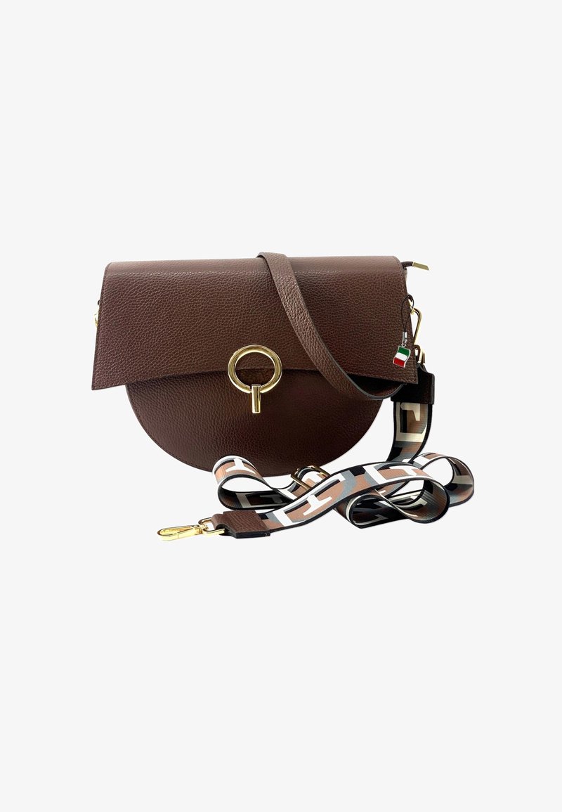 Bruine leren handtas met een ronde vorm, voorzien van een gouden ronde hardwaredetail en een gepatineerd verstelbaar hengsel in beige, wit en zwart.