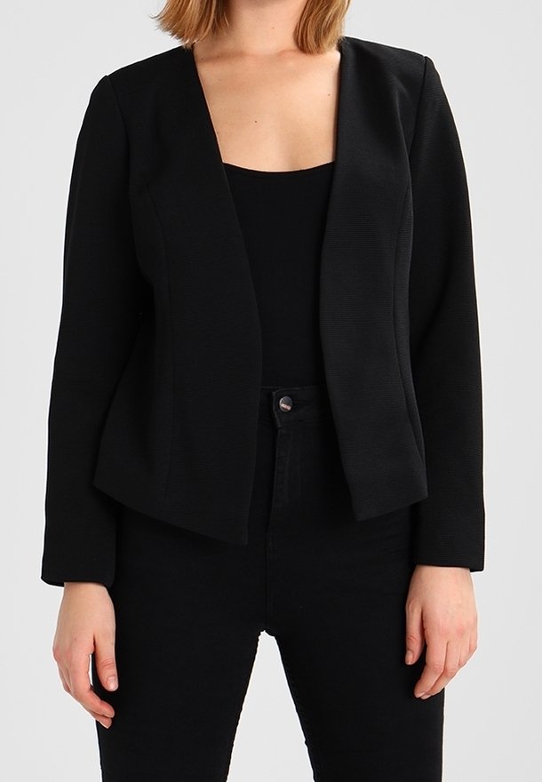 Blazer structuré noir avec col châle, manches longues et devant ouvert ; tissu texturé et coupe ajustée.