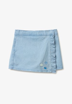 Gonna a portafoglio in denim azzurro chiaro con bordo arricciato sul lato destro e piccole toppe ricamate a tema marino vicino all'orlo.