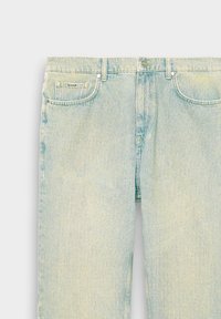 Jean en denim bleu clair délavé, avec un design à cinq poches, une fermeture à boutons et des coutures contrastantes le long des coutures.