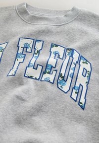 No seleccionado, grey blue floral slogan