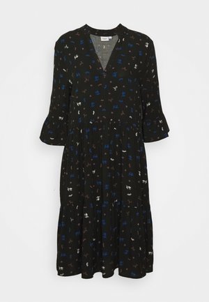Zwarte midi-jurk met V-hals, driekwart wijd uitlopende mouwen en een klein bloemenpatroon in wit, blauw en bruin over de hele jurk.