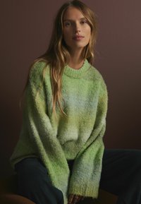 Next BOUCLE CREW NECK - Džemperis - green
