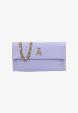 Lila clutch van imitatieleren met een gouden kettingriem en een bijembleem aan de voorkant. Gladde textuur, rechthoekige vorm en minimalistisch ontwerp.