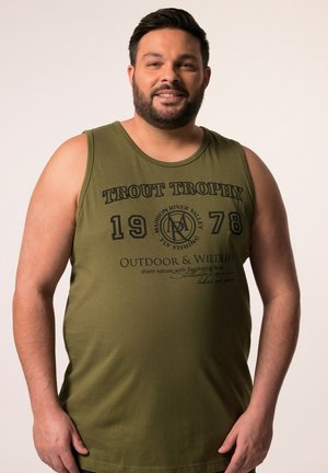 Olivgrünes, ärmelloses Tanktop mit schwarzem Drucktext, einschließlich "TROUT TROPHY" und Grafiken. Weicher Stoff, normale Passform und runder Ausschnitt.