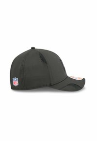 Dunkelgraue Baseballmütze mit gebogenem Schirm, Netz-Seitenpaneelen und NFL-Logo auf der linken Seite. Glatte Stofftextur, strukturierte Form.