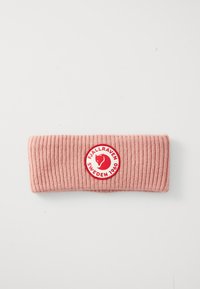 Roze geribbelde gebreide haarband met een cirkelvormige rode en witte Fjällräven Zweden 1960 logo patch in het midden.