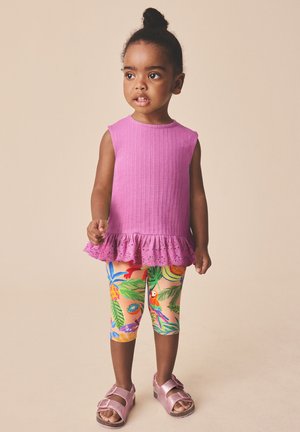 Next, REGULAR FIT - CROP LEGGINGS  . - Retuusid - püksid - pink fruit print