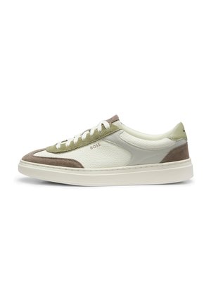 Niskie sneakersy z białej skóry, panelami z zamszu w kolorze taupe i oliwkowym, białe sznurówki i gruba, kremowa gumowa podeszwa, z logo "BOSS" po boku.