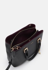 Zwarte leren handtas met een gestructureerde vorm, gouden hardware en een bordeauxrood interieur. Beschikt over twee compartimenten en een afneembare schouderband.