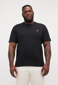 Calvin Klein Jeans PLUS SERIF FONT GRAPHIC TEE - Trükipildiga T-särk - black