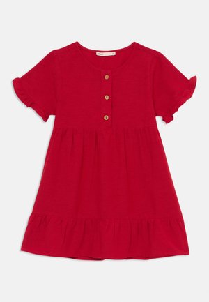 Vestido de algodão vermelho com mangas curtas e franzidas, decote com botões e saia em camadas com barra franzida. Design simples e casual.