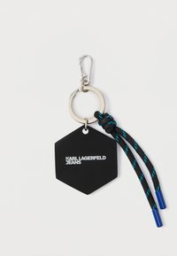 Εξαγωνικό μαύρο πλαστικό μπρελόκ με το κείμενο "KARL LAGERFELD JEANS" σε λευκό, που διαθέτει ασημένιο μεταλλικό κρίκο και μαύρα κορδόνια με μπλε λεπτομέρειες.