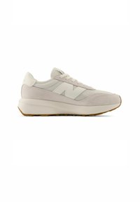 Scarpe da ginnastica grigio chiaro con tomaia in tessuto testurizzato e dettagli in suede liscio. Presentano una suola imbottita e una suola in gomma. 