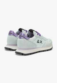 Sneakers in suede azzurro chiaro con colletto imbottito, dettagli viola, logo nero e suola intermedia bianca con suola in gomma nera.