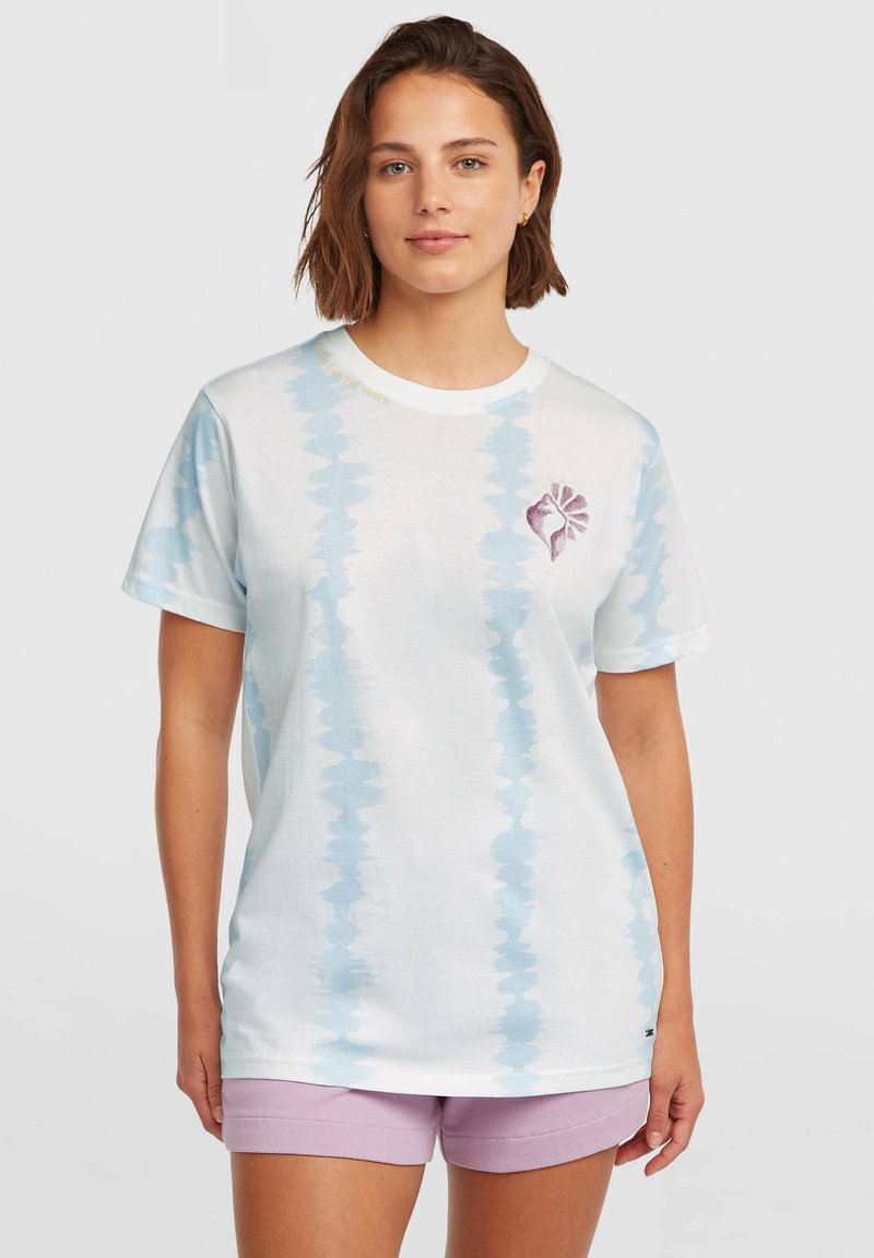 T-shirt tie-dye bleu clair en coton doux, avec un petit motif floral violet sur le côté gauche de la poitrine. Manches courtes, coupe décontractée.