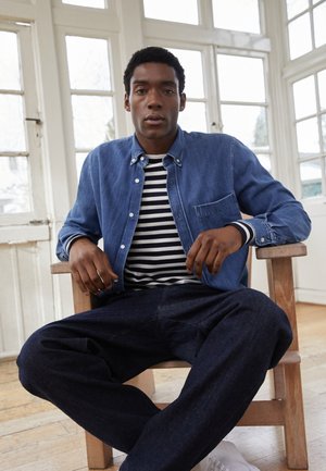 CREW NECK  - Strickpullover - desert sky/ivory