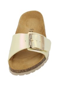 Gul halksandal med bred rem, rektangulär guldbuckle, texturerad fotbädd och en naturlig korksula. Storlek 37 märkt inuti.