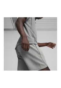 Grau sportliches Zweiteiler-Set aus weichem Stoff, mit Rundhalsausschnitt und kontrastierenden Besätzen, entworfen für Komfort und Bewegungsfreiheit.