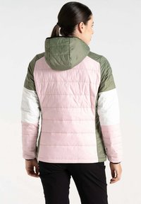 Gepolsterte Jacke mit Kapuze, die ein Farbblockdesign in olivgrün, pink und weiß aufweist. Texturiertes Material mit sichtbaren Nähten.