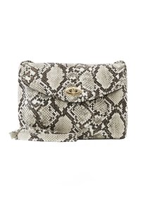 Torebka o fakturze węża w neutralnych odcieniach, z zapięciem w złotym odcieniu i regulowanym paskiem, prostokątna forma z zaokrąglonym klapem.