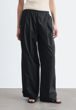 & OTHER STORIES, & OTHER STORIES PULL-ON PARACHUTE TROUSERS - Broek - black