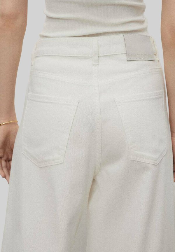 HIGH-WAISTED - Flared Jeans2