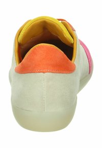 Scarpa in suede multicolore con corpo beige, accenti arancioni e rosa sul tallone e un morbido rivestimento giallo. Suola piatta e design minimalista.