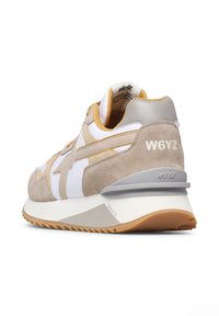 Sneaker che presentano una combinazione di suede beige e rete bianca, dettagli color carne, suola in gomma e collo imbottito con il marchio sul tallone.