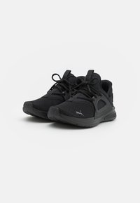 Scarpe sportive nere realizzate in rete e materiale sintetico, con punta arrotondata, chiusure con lacci e suola in gomma flessibile.