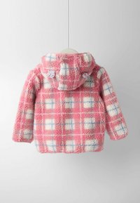 Jachetă de fleecă roz, cu glugă, având un model în carouri alb și albastru deschis. Material texturat și accente florale pe glugă.