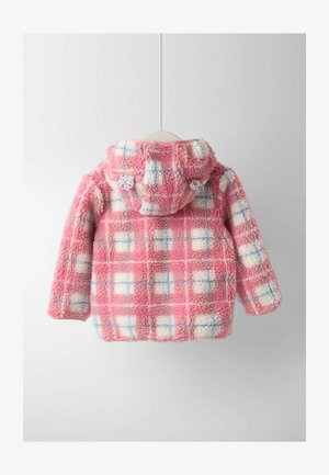 Rózsaszín polárdzseki kapucnival, fehér és világoskék kockás mintával. Strukturált anyag és virágminták a kapucnin.