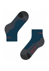 Blauwe en grijze sokken met een versterkte donkere teen en hiel. Voorzien van een rood logo en markeringen. Getextureerde delen voor grip en comfort.