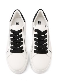 Sneakers in pelle bianca con lacci neri, caratterizzati da una texture liscia e da cuciture laterali sottili. Punta arrotondata e suola piatta in gomma.