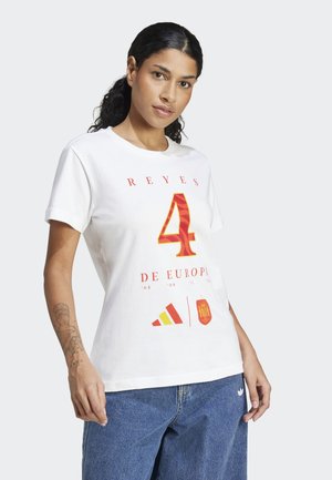 T-shirt en coton blanc avec un graphisme imprimé rouge portant le numéro 4 et le texte "REYES DE EUROPA," agrémenté du logo Adidas et du blason de l'Espagne.