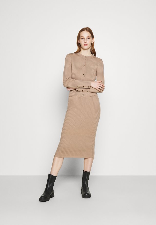 DRESS AND CARDI SET - Gebreide jurk - camel