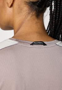 ASICS FUJITRAIL ELITE TOP - T-shirt de sport - rainstorm grey/cream