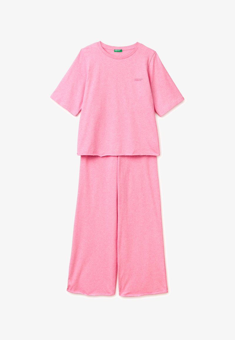 Miękki różowy top z krótkim rękawem i okrągłym dekoltem oraz dopasowane szerokie spodnie wykonane z lekkiego, wygodnego materiału.