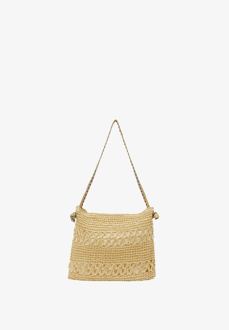 Kerekített forma, bézs színű, mintás pánttal rendelkező, szőtt szalmakosár. Texturált részletekkel rendelkezik, virágmintás kivágásokkal és csomózott díszítésekkel.