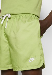 Nike Sportswear M NSW SPE WVN LND FLOW SHORT - Spodnji deli trenirk - vivid green/white