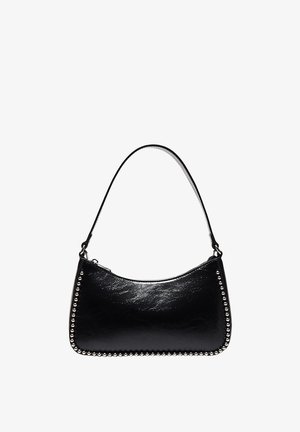 Schwarze Lederhandtasche mit einer geschwungenen Form, die an der Naht mit silbernen Nieten verziert ist und einen einzelnen Schulterriemen hat. Glatte Oberfläche.