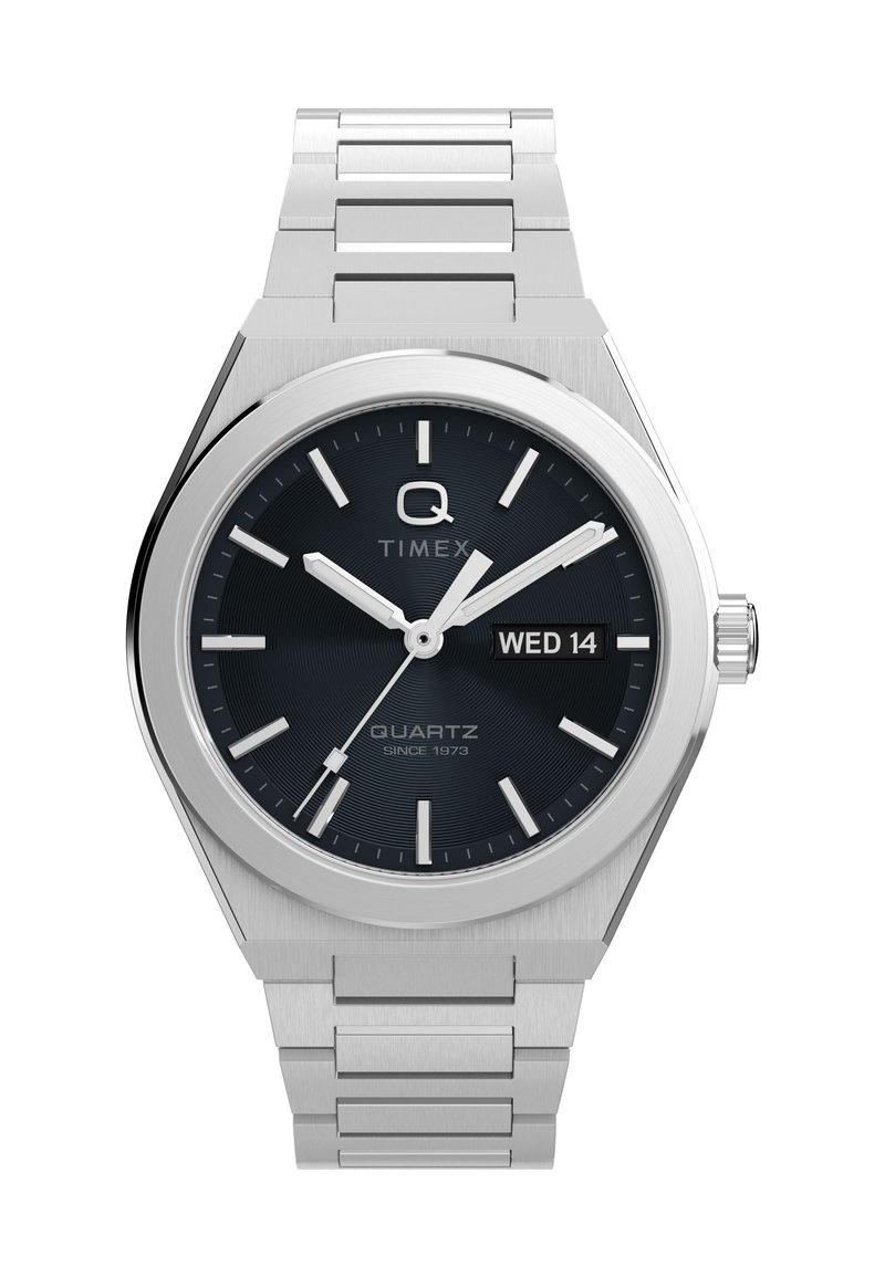 Montre en acier inoxydable argentée avec un boîtier rond, un cadran texturé noir, des index blancs et un affichage de la date indiquant "MER 14".