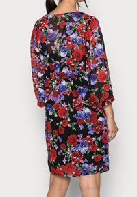 Květinové šaty na černém pozadí. Obsahují červené růže, fialové macešky a zeleň. Poloviční rukávy a kulatý výstřih. Hladká a lehká tkanina.