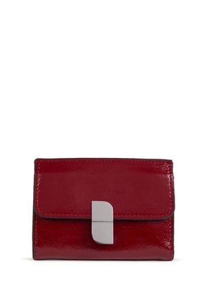 Petit portefeuille en cuir rouge brillant avec rabat plié sécurisé par une fermeture rectangulaire argentée sur fond blanc.