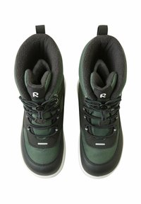 Botas impermeables verdes y negras con parte superior de textil, cuello acolchado y suela de goma. Las características incluyen cordones y una lengüeta en la parte superior.