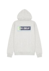 Γκρι φούτερ με κουκούλα από μαλακό ύφασμα, που διαθέτει μεγάλο γραφικό σχέδιο στην πλάτη με το κείμενο "LES DEUX" και "SPORTING GOODS" σε μπλε και πράσινο χρώμα.